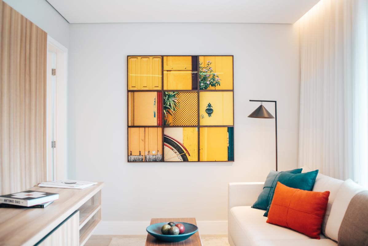Zimmer mit weißer Sofa und gelben Bild