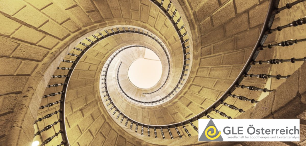 Spiralstiege mit Logo