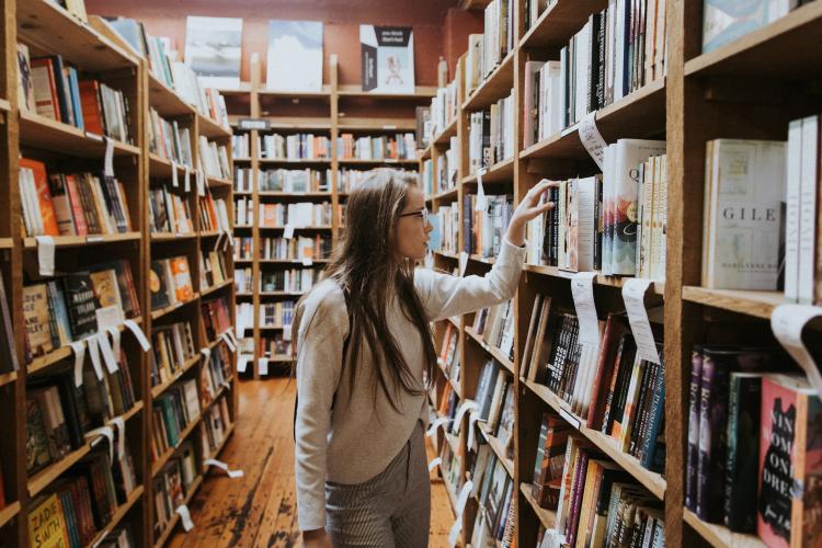 Studierende in Bibliothek